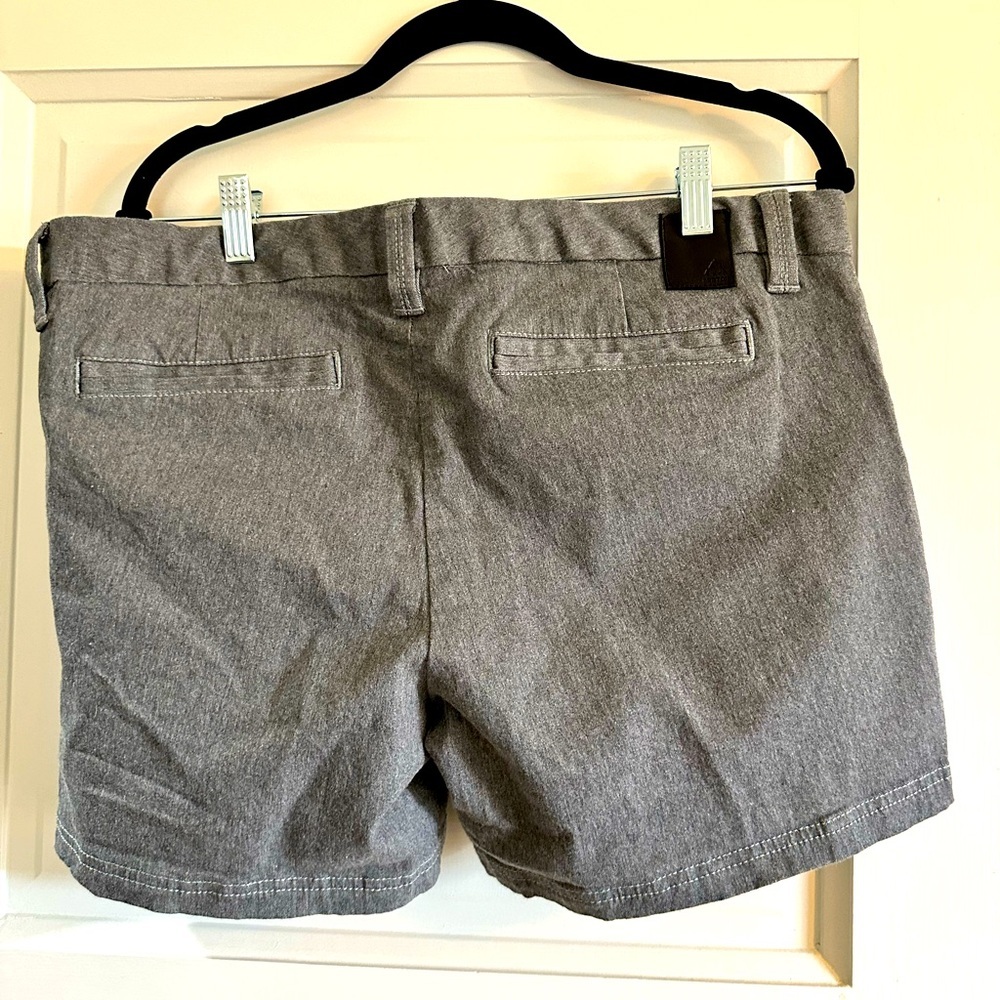 Burton - Durable Goods - Flat front shorts - size 31 - Picture 2 of 3